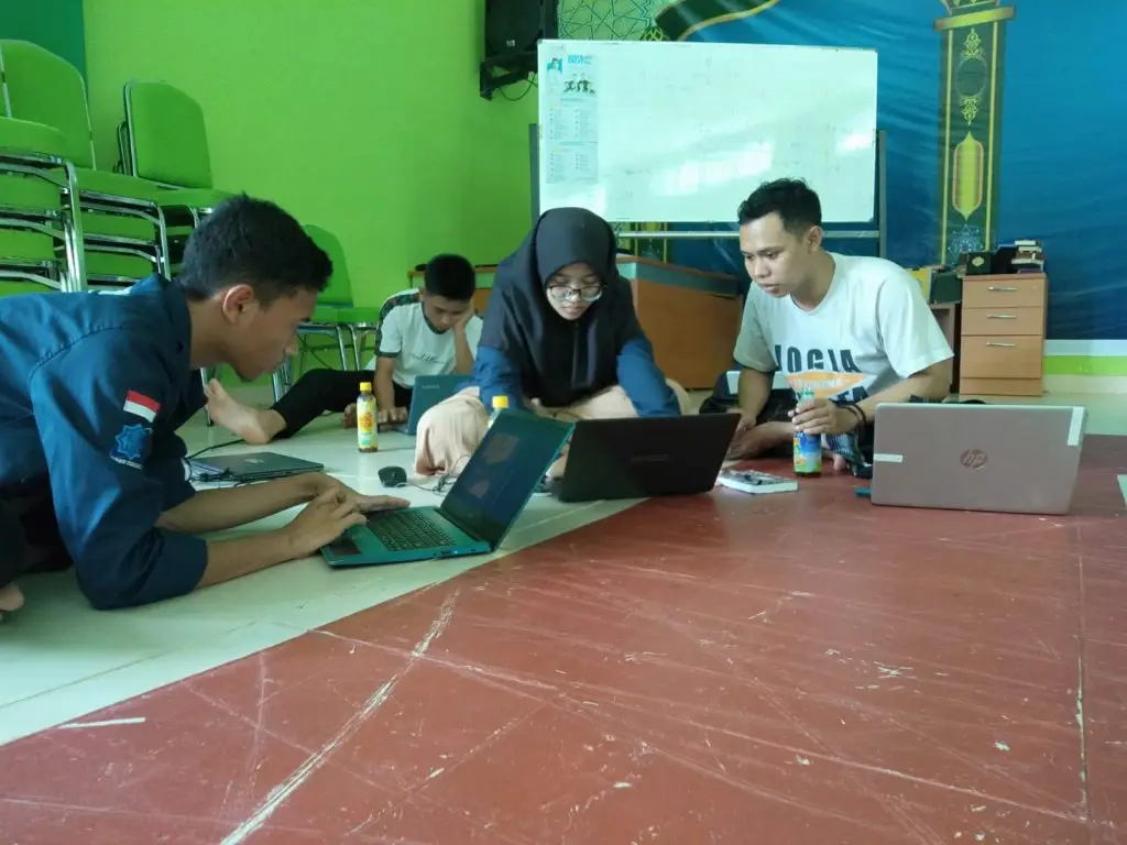 Kerja TIM dalam Tugas Proyek Digital didampingi Tim dari Fata Institute